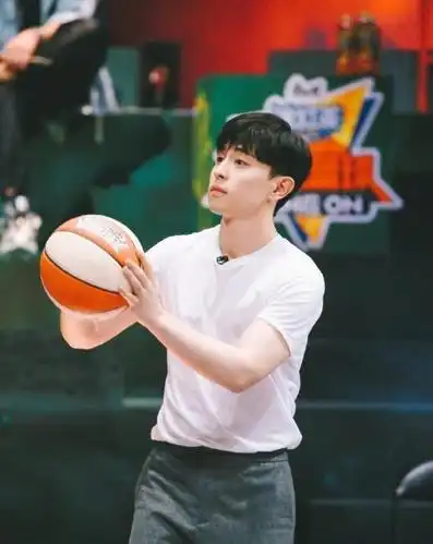 邓伦打篮球帅气十足,谁注意他投篮时的"樱花指"?女粉丝沸腾了