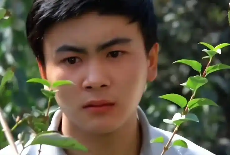 知名演员洪剑涛携子出国度假!