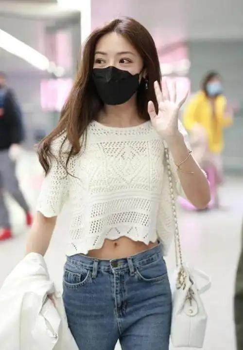 原创 邓家佳露脐装现身机场,时尚首饰搭配优雅,个性耳环凸显潮流特色