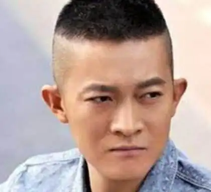 寸头之外的任何发型,所在中国实际上真正梳锅盖头的军人并不是太多