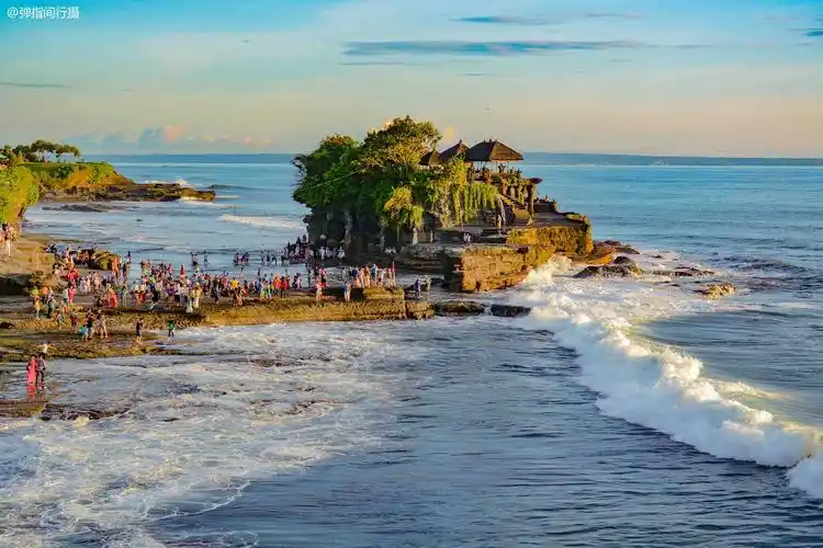 海神庙,建于临海一块巨大岩石之上,是巴厘岛著名的景点.