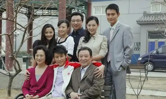 《娘家的故事》是一部家庭情感剧,讲述了两家人面对婚姻,生活还有工作