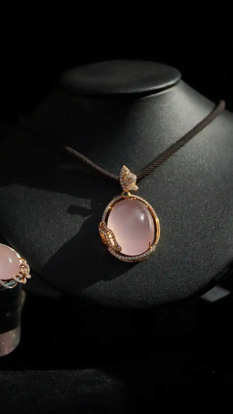 18k金镶钻芙蓉石吊坠