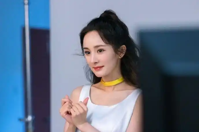 杨幂扎高马尾穿白色连衣裙 双手比心超温柔_娱乐头条_大众网