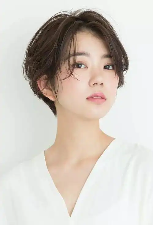女青年短头发梳偏分发型图片小脸女生短头发,高雅大气风韵较好秀出