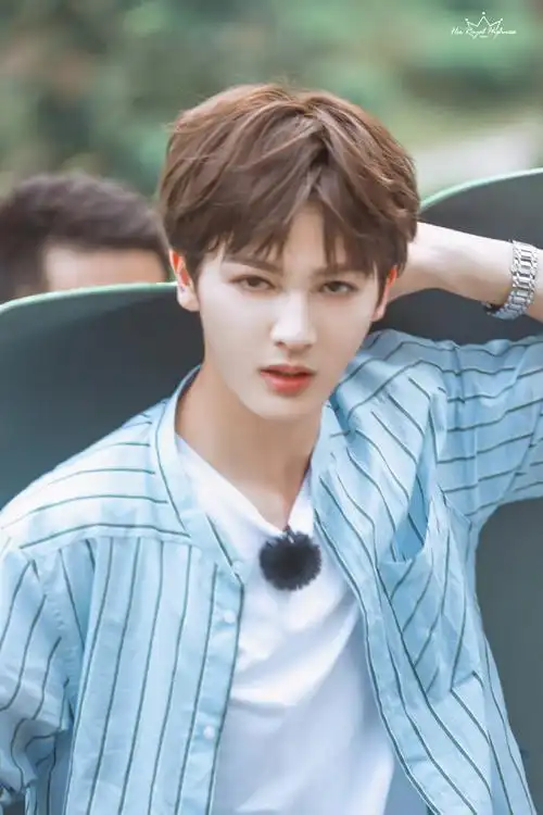 捉住春游的帅气少年一见朱正廷春风满面