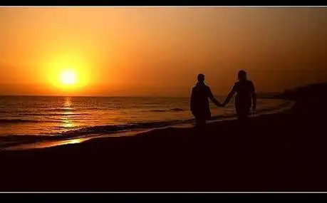 夕阳下依偎背影简笔画