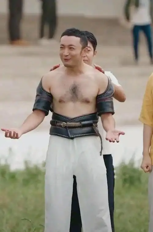 平日里看上去温柔文雅的尼格买提,原来身材这么魁梧!