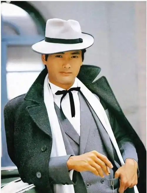 65岁周润发精神抖擞,一身运动装活力满满,同框小朋友