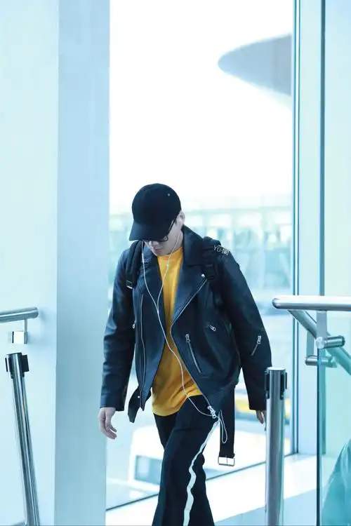 李易峰现身机场前往成都戴眼镜背书包嫩回18岁