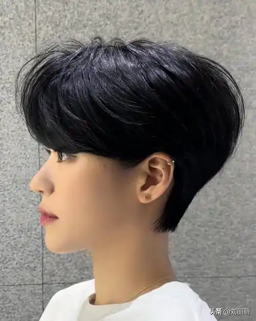 最火女士发型来了,挂耳立体短发,好看到心动_层次_时尚_女性