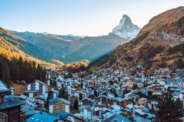 位于阿尔卑斯山群峰之中的瑞士小镇采尔马特,有"冰川之城"美称 图据