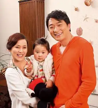 邵峰加拿大与妻女团聚!豪宅内茅台洋酒摆满桌,花园烤全羊很惬意