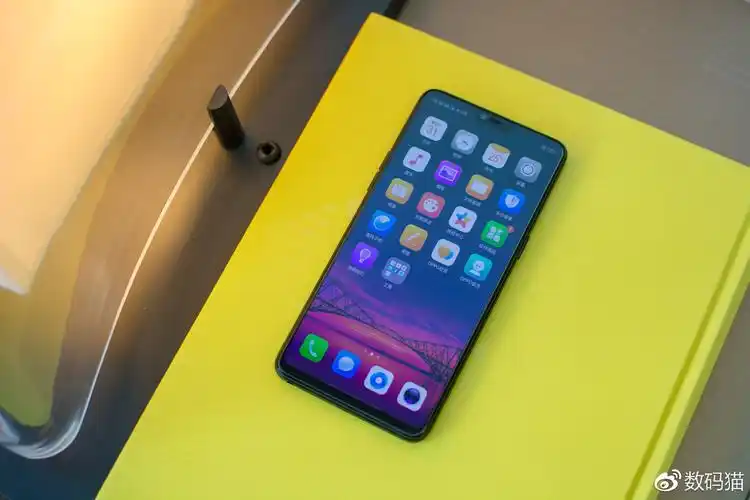 67oppo r15标准版提供了热力红,星空紫,雪盈白三种配色.