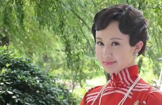 《烽火佳人》中的扮相十分美13年底,舒畅和两位英俊小生乔振宇,陈键锋