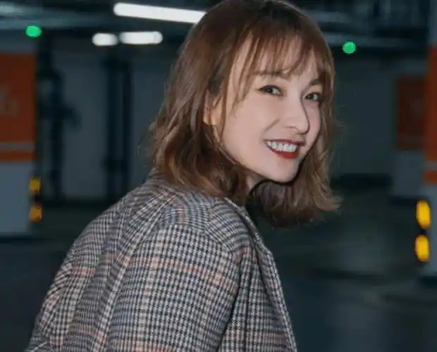 原创38岁吴昕又洋气了晒车库大片又美又飒筷子腿不输小姑娘