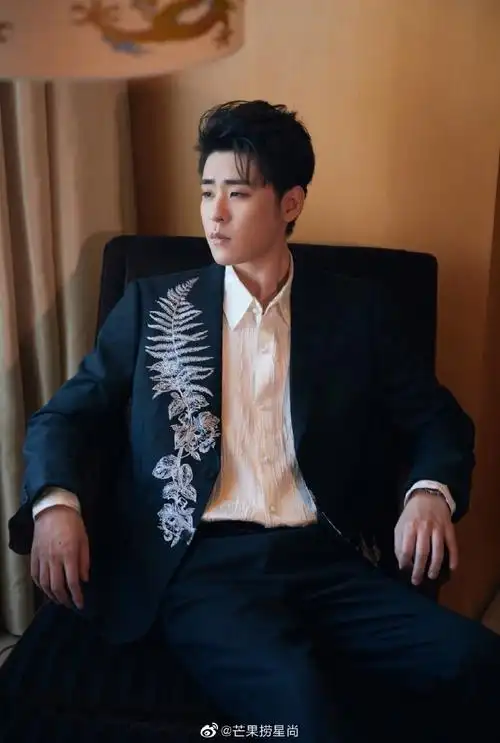 张云雷腾讯年度娱乐盛典造型来啦～黑色刺绣印花西装 ,贵气十足!