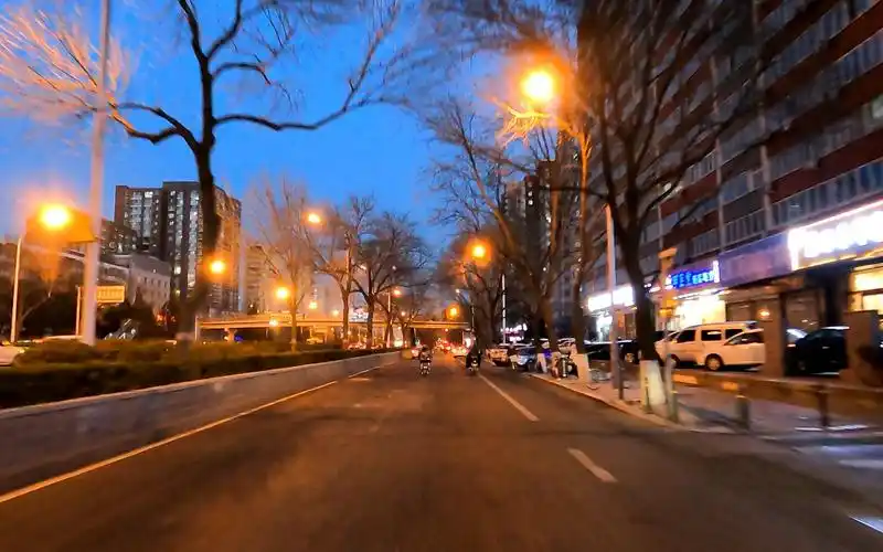 北京的晚上景色也很美!夜晚可以安静的看书了,知识就是力量!