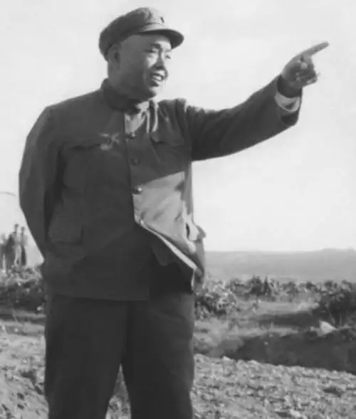 地写下七个字:"坚决离婚,许世友",许世友三个字还没有写完,笔尖都断了