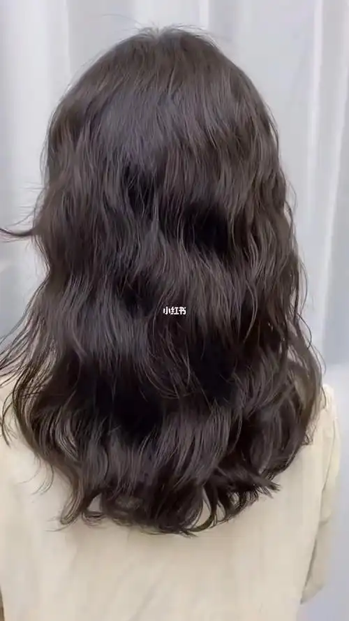 搭配自然发色,高级又非常有质感,法式烫发让整体看着特别舒服自然