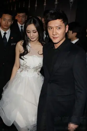 杨幂穿婚纱与冯绍峰牵手 称30岁前要嫁出去