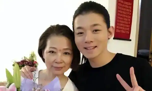 甜歌女神仲小萍:为了儿子30年不嫁,最终却落得凄惨的下场|火风|陈露