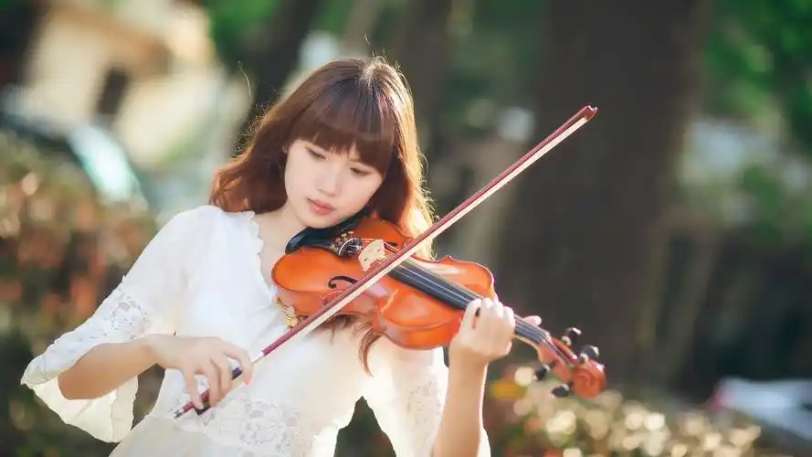 拉小提琴的女孩