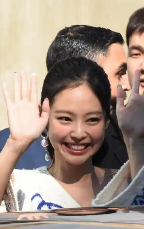 韩媒太实在了,jennie的图不修就放出来,网友直言:丑!_网易订阅