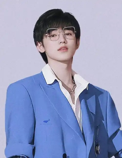 宋亚轩蓝色西装造型随拍##宋亚轩和蓝色西装的适配度