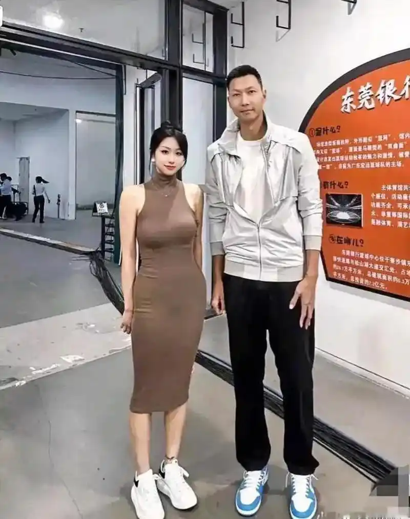 这是易建联因为身高差而倾向了美女,切不可想歪了!