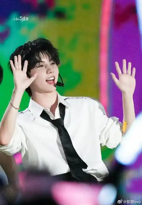 真的超爱,马嘉祺白衬衫戴眼镜绝了!疯狂杀我[抱一抱]