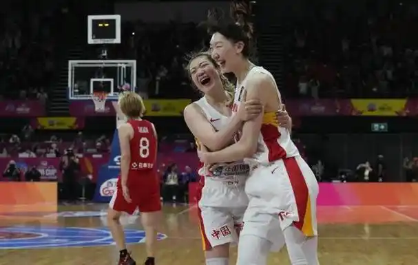 中国女篮冠军奖金瓜分!4人超50万,李梦韩旭非第1,郑薇或头名