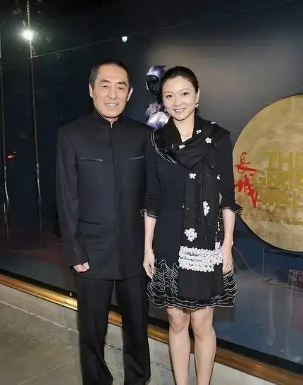 72岁张艺谋现身美国携小31岁妻子一同逛街夫妻恩爱举止亲密
