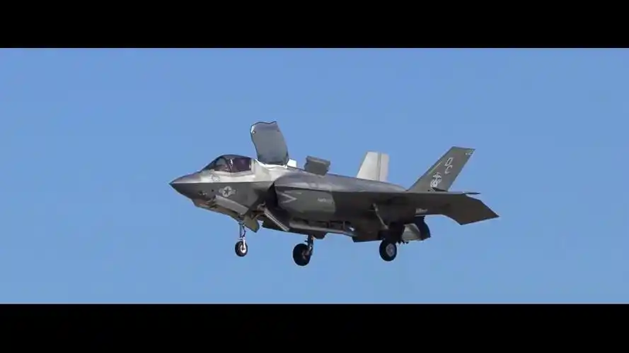 f-35b第五代隐身战斗机垂直起降型飞行表演!展示强大机动性