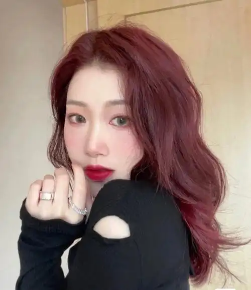 超好看的魏葡萄酒红发色谁染谁白,白到发光阳光下超元气很少女显甜美
