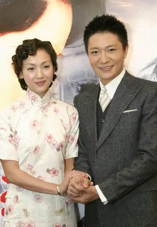 吴倩莲明明半百的年纪可穿印花旗袍却一点不老气太有韵味了