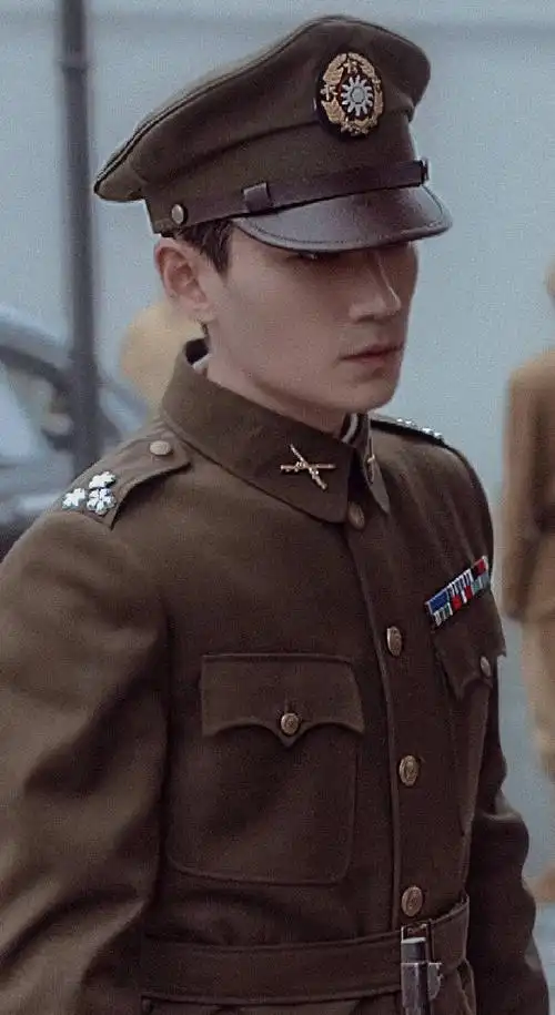 朱一龙帅气军大衣写真图片朱一龙穿军装图片