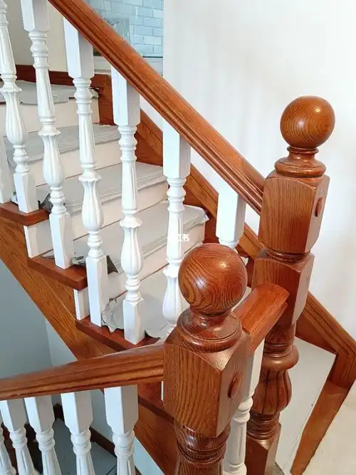 我的楼梯安装好了,红橡开放漆纯实木套色,很喜欢,粗犷大气,木色比我给