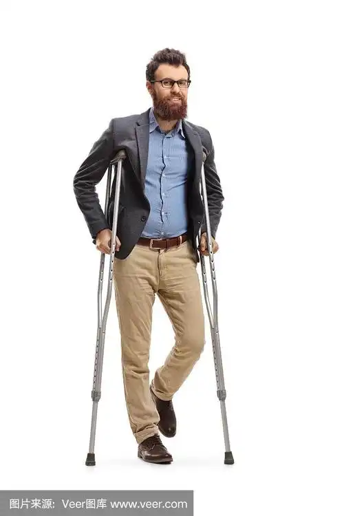 拄着拐杖的大胡子男人对着镜头微笑