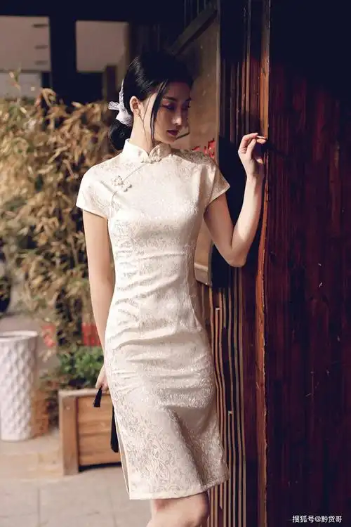 旗袍美女前凸后翘完美身材