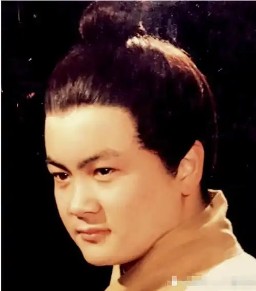 组图:钱掌柜是初代军艺校草?洪剑涛年轻时旧照曝光