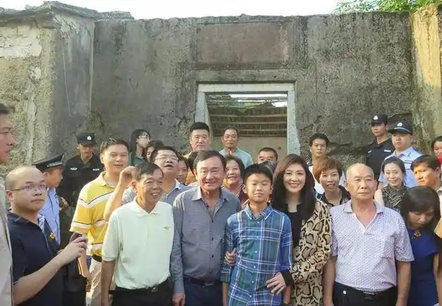 2014年,英拉和哥哥回广东祭祖,乡亲们热烈欢迎,儿子很规矩行礼