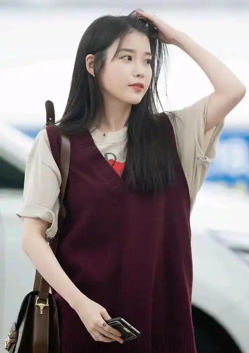 李知恩自带甜美感,叠穿的穿搭look超美!