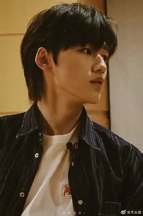 宋亚轩王牌对王牌上班饭拍