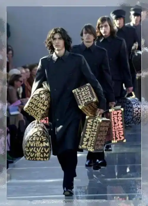 小马哥执掌品牌期间,跟艺术家stephen sprouse的合作系列 ▼在lv历史