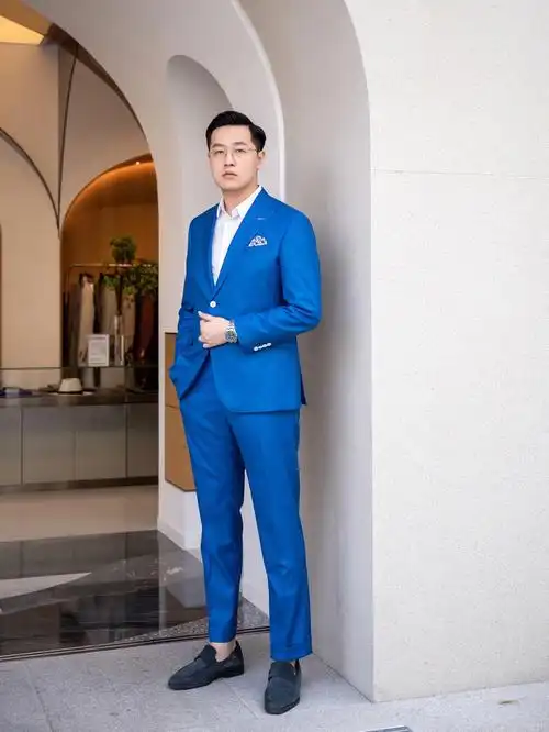纯净的宝蓝色西装