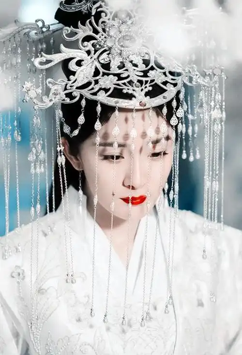 穿白色嫁衣的古装女星,杨紫惊艳,杨幂清新,看到热巴:"神颜"