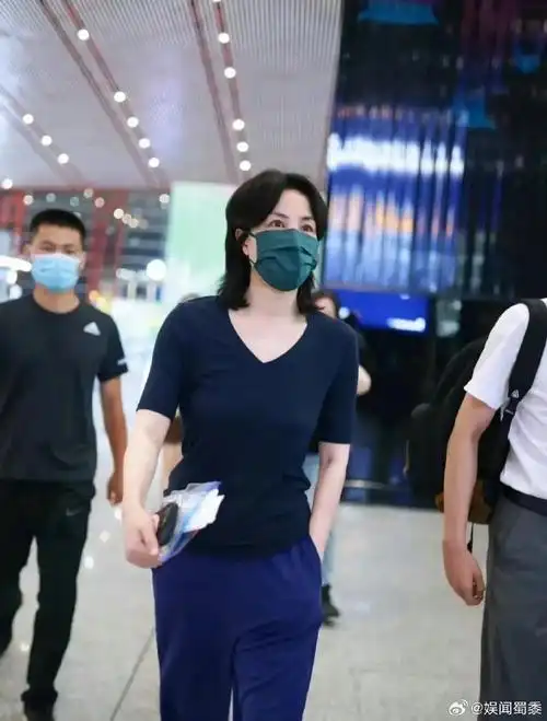 王菲穿运动服真的挺好看的,她本身个子就高,身材保持的也非常完美,看