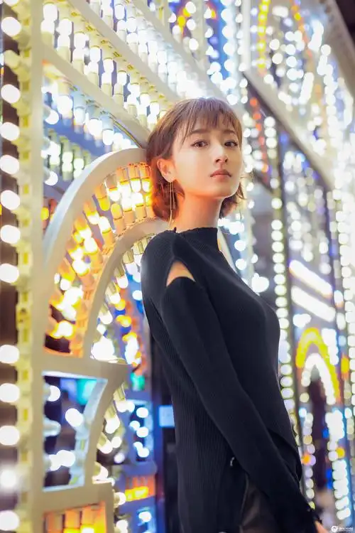 叶青是一个恬静贤淑,多情善感女孩,很阳光,很自信