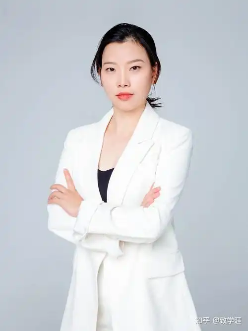 女士介绍的服饰搭配和姿态:女士形象照主要突显优雅气质和知性优雅娴